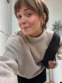 Second Female Alpha pooloneule, pumice stone