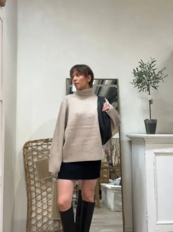 Second Female Alpha pooloneule, pumice stone