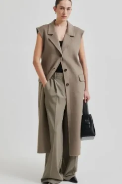 Second Female Cira villakangasliivi, fallen rock