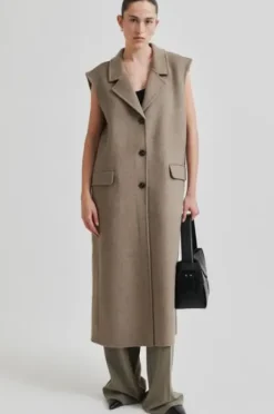 Second Female Cira villakangasliivi, fallen rock