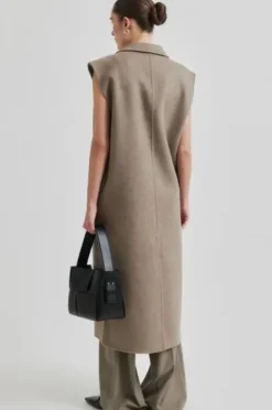 Second Female Cira villakangasliivi, fallen rock