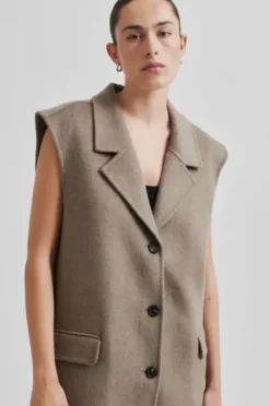 Second Female Cira villakangasliivi, fallen rock