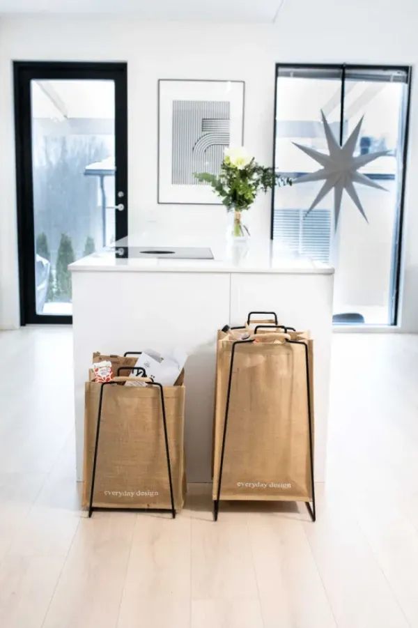 Everyday Design - Helsinki teline, musta