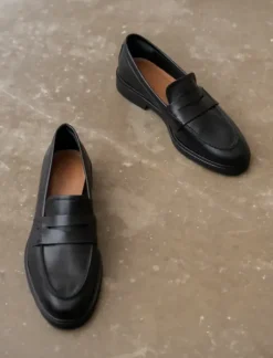 Flattered - Sara nahkaloaferit, musta