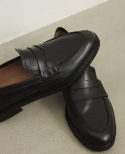 Flattered - Sara nahkaloaferit, musta