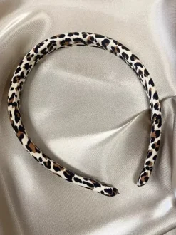 Annica Vallin Hiuspanta, light leo