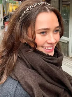 Annica Vallin Hiuspanta, light leo