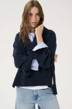 My Essential Wardrobe Huxi V-neck neule, tummansininen