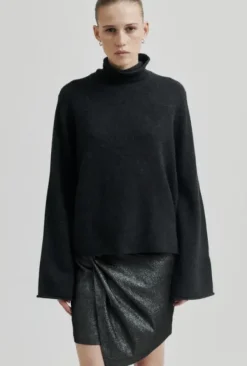 Second Female Neva pooloneule, dark grey melange