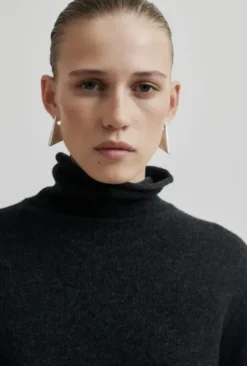 Second Female Neva pooloneule, dark grey melange