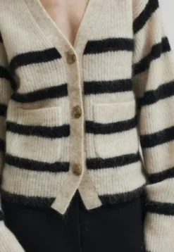 Second Female Ovalis neuletakki, brazilian sand