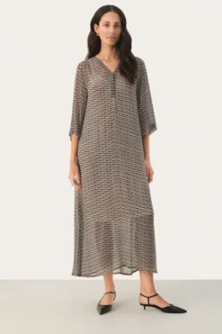 Part Two - Berit mekko, black zig zag