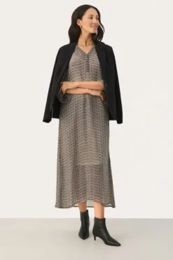 Part Two - Berit mekko, black zig zag