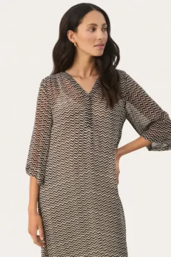 Part Two - Berit mekko, black zig zag