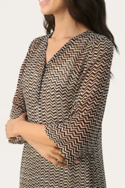 Part Two - Berit mekko, black zig zag