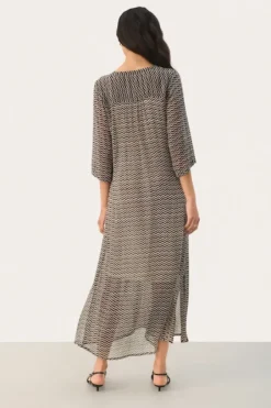 Part Two - Berit mekko, black zig zag