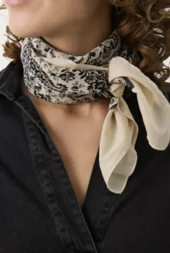 Part Two - Loui huivi, French Oak Paisl