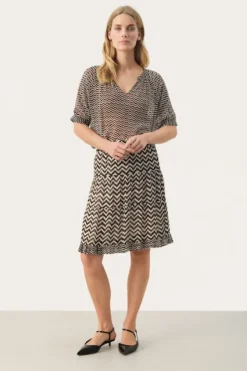 Part Two - Popsy pusero, black zig zag