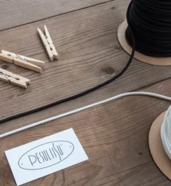 Pesuliisu - pyykkinaru vaalealla narulla