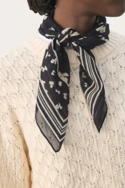 Part Two Phi huivi, navy blurred flower