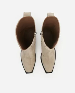 Flattered Ripaus rock-henkeä näillä naisellisilla bootseilla!