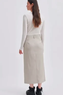 Second Female - Sharo hame, roasted cashew