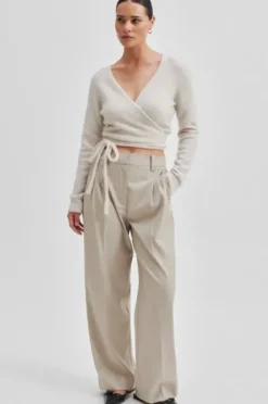 Second Female - Sharo New housut, roasted cashew