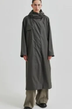 Second Female Stormie sadetakki, thunderstorm