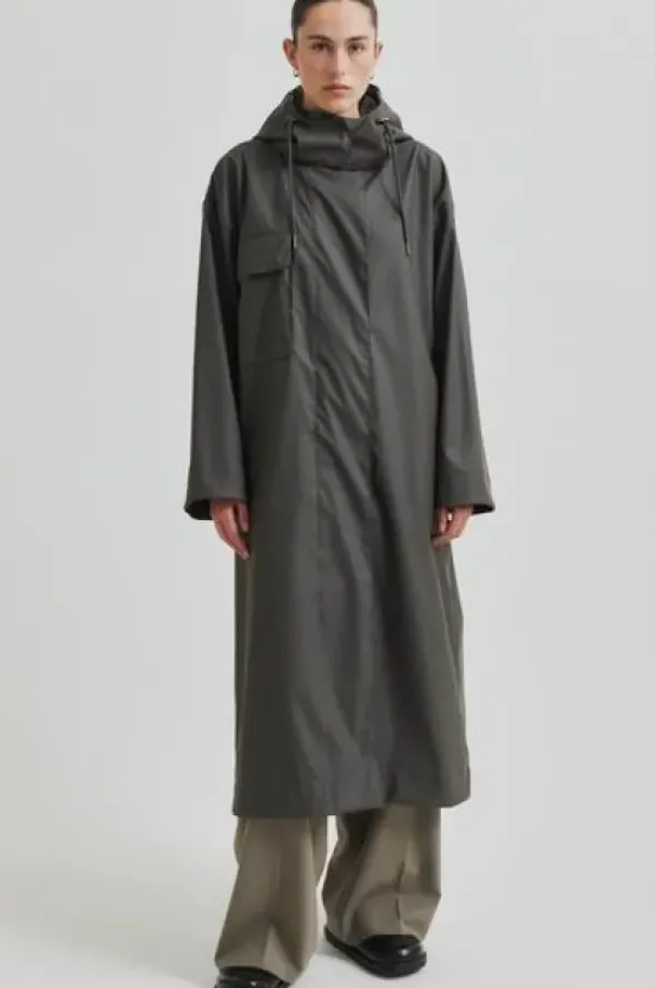 Second Female Stormie sadetakki, thunderstorm