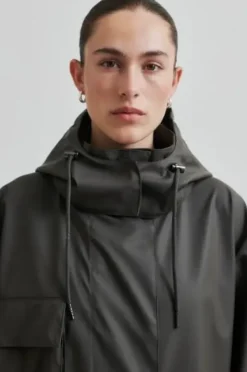 Second Female Stormie sadetakki, thunderstorm