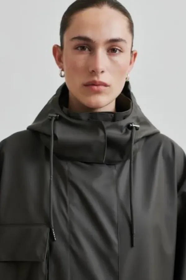 Second Female Stormie sadetakki, thunderstorm