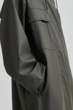 Second Female Stormie sadetakki, thunderstorm