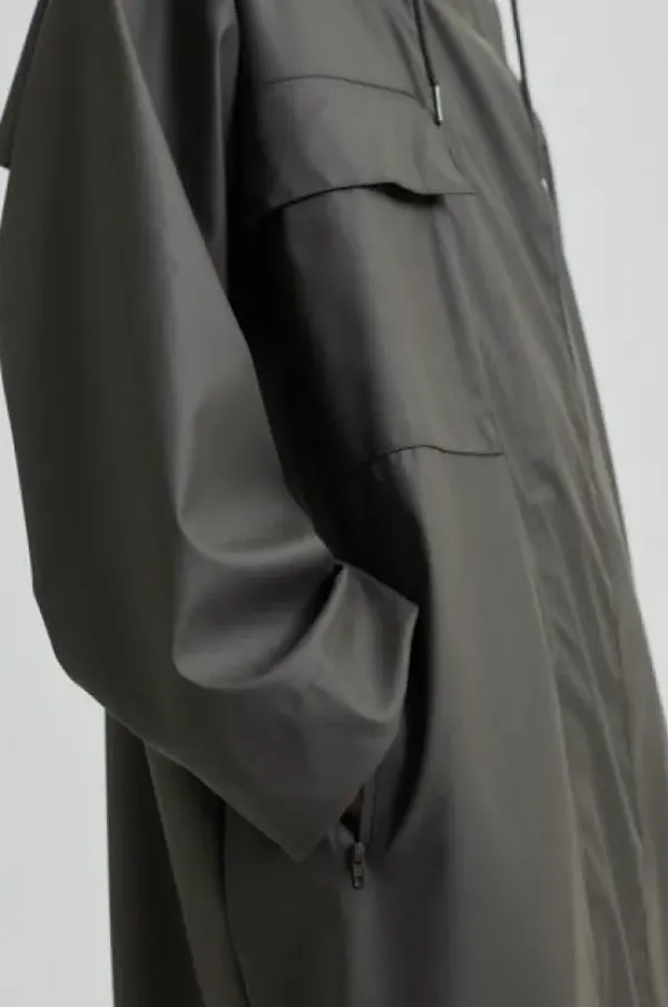 Second Female Stormie sadetakki, thunderstorm