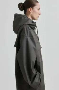 Second Female Stormie sadetakki, thunderstorm