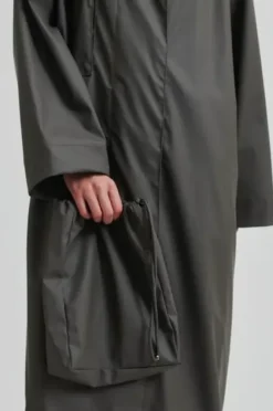 Second Female Stormie sadetakki, thunderstorm