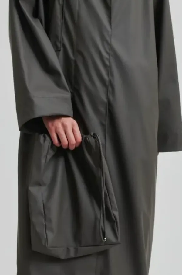 Second Female Stormie sadetakki, thunderstorm