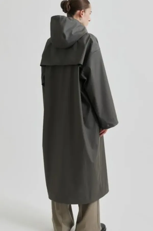 Second Female Stormie sadetakki, thunderstorm