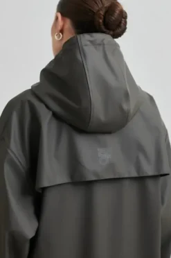 Second Female Stormie sadetakki, thunderstorm