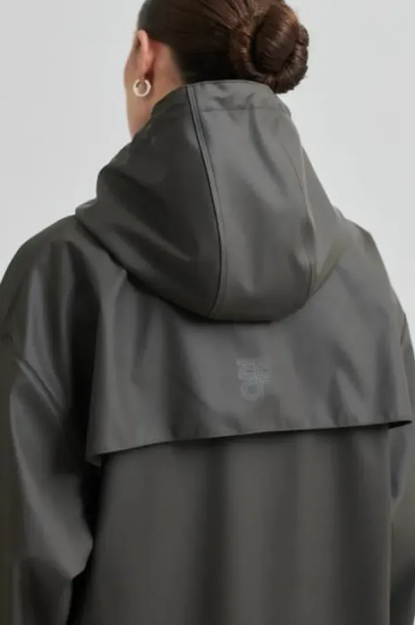 Second Female Stormie sadetakki, thunderstorm