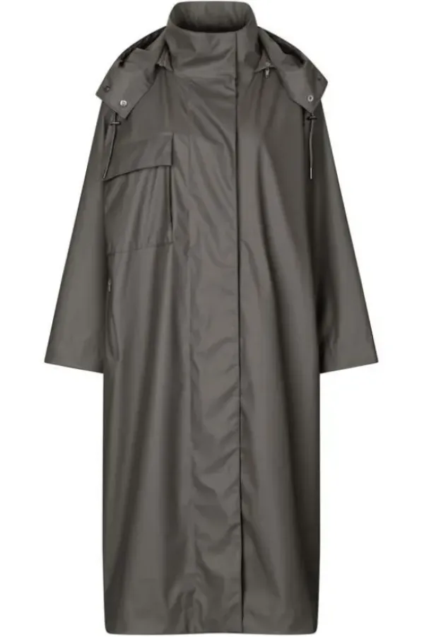 Second Female Stormie sadetakki, thunderstorm