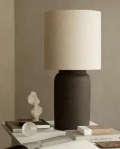 Tine K Home korkea pöytävalaisin, muta