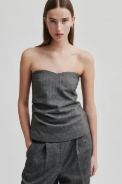 Second Female Waleria toppi, black