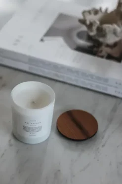 Lavliér White Bloom tuoksukynttilä 150g